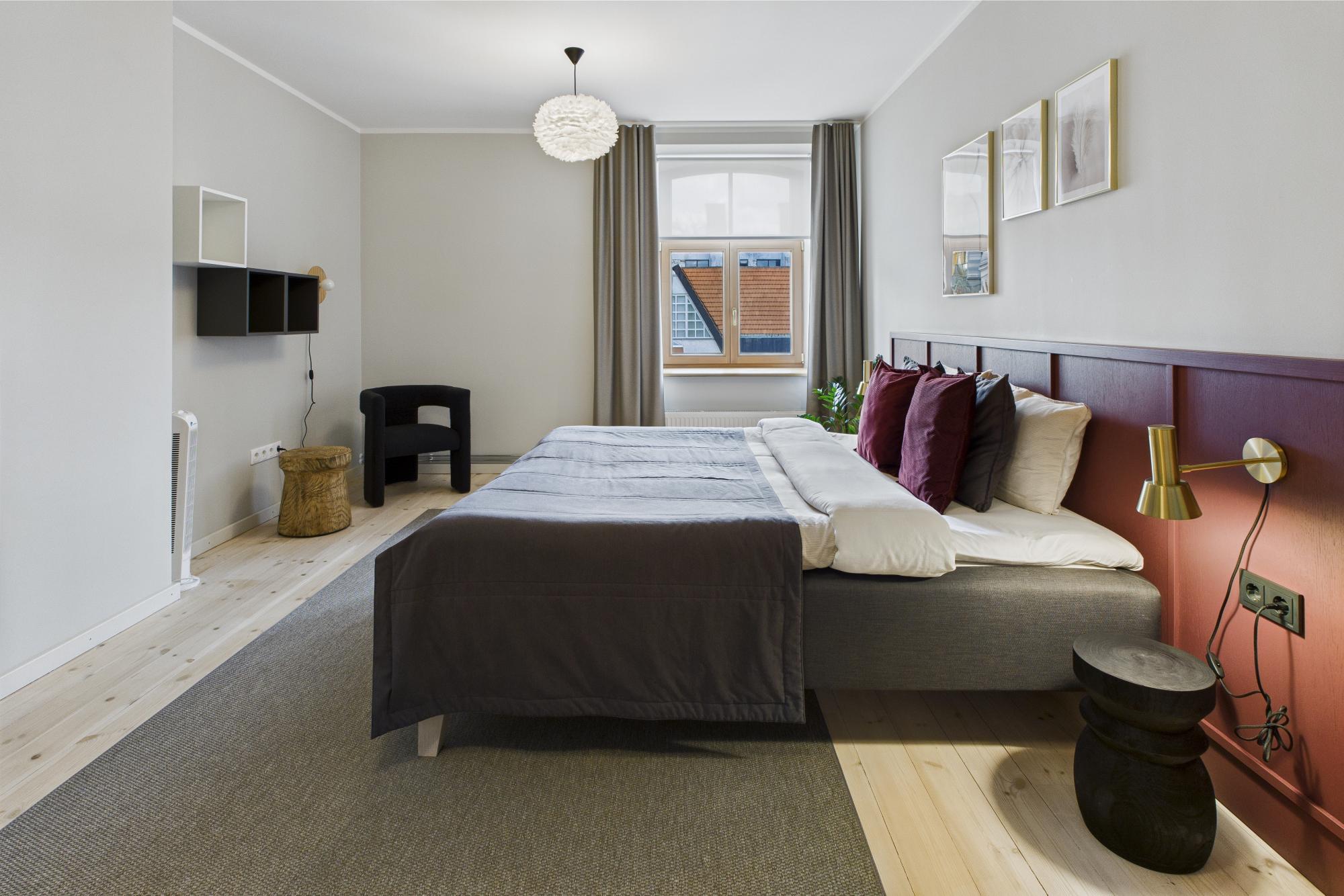 Superior apartamenta guļamistaba ar king size gultu